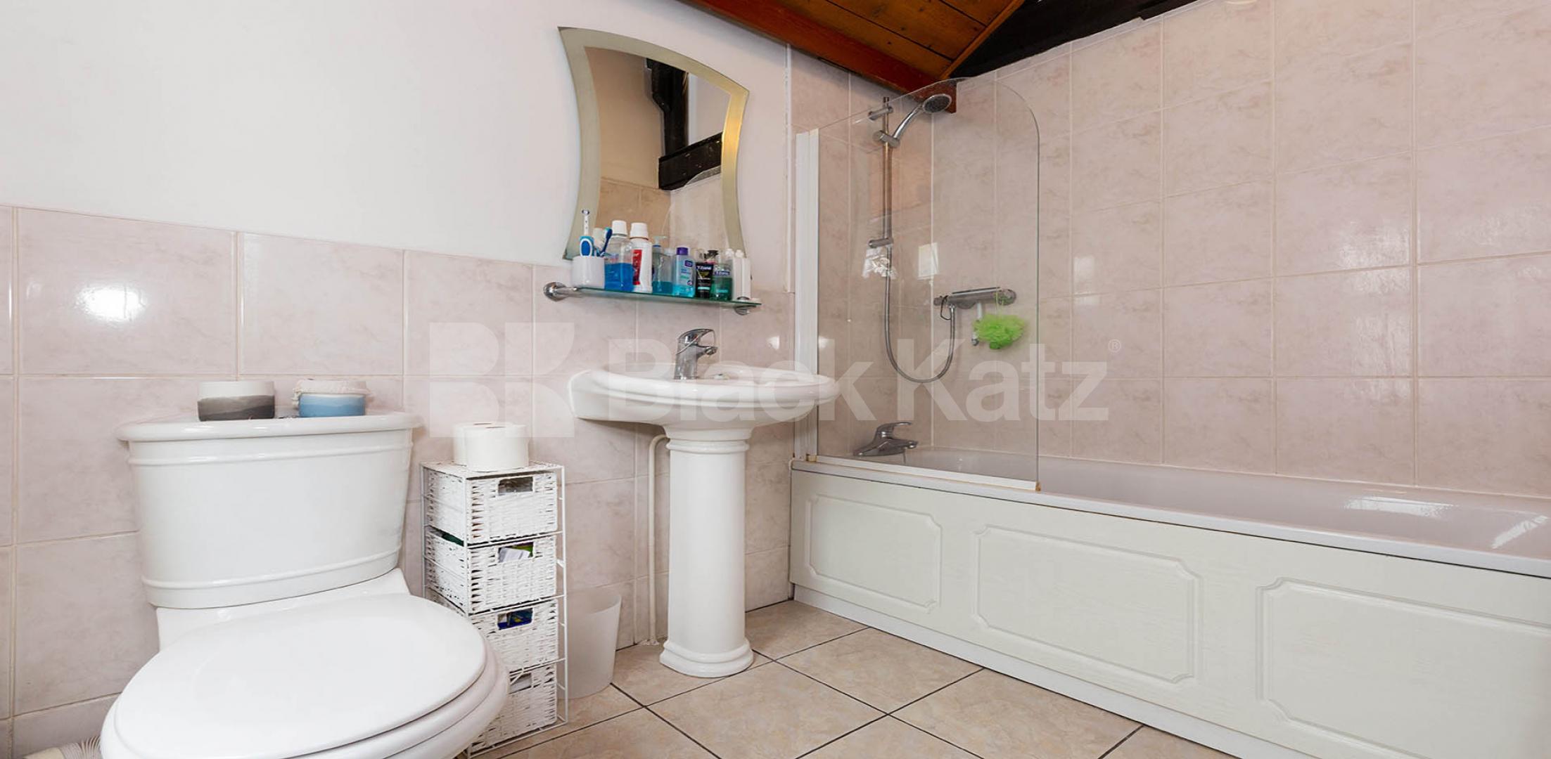 Stunning spacious 3 bed 2 bath with a huge lounge in Kentish Town. Highgate Road, Kentish Town